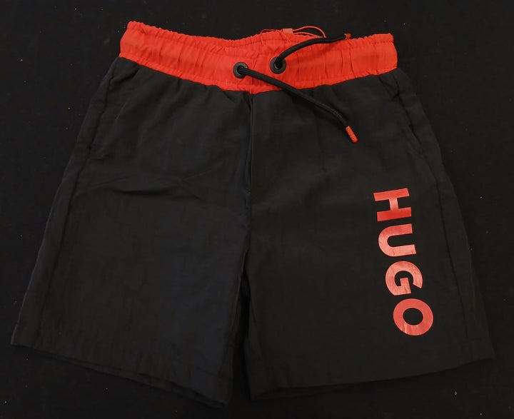 Short HUGO Negro con Pretina Roja y Logo Vertical
