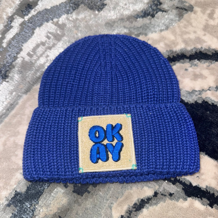 Gorro Tejido Azul con Parche “OKAY” – Billie Blush