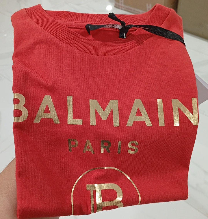 Playera Balmain Paris para niña en rojo con estampado dorado