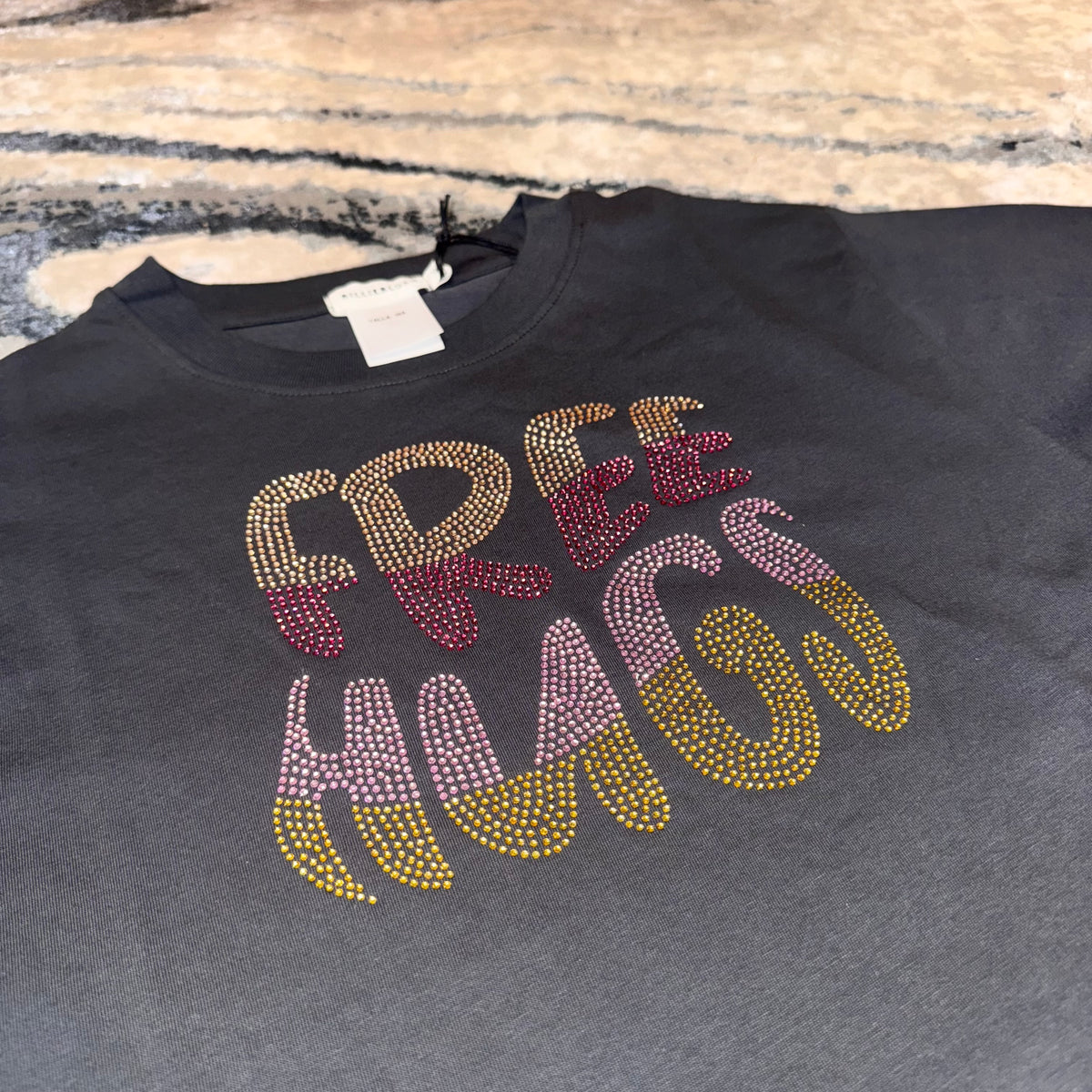 Camiseta Cropped Negra “Free Hugs” – Billie Blush