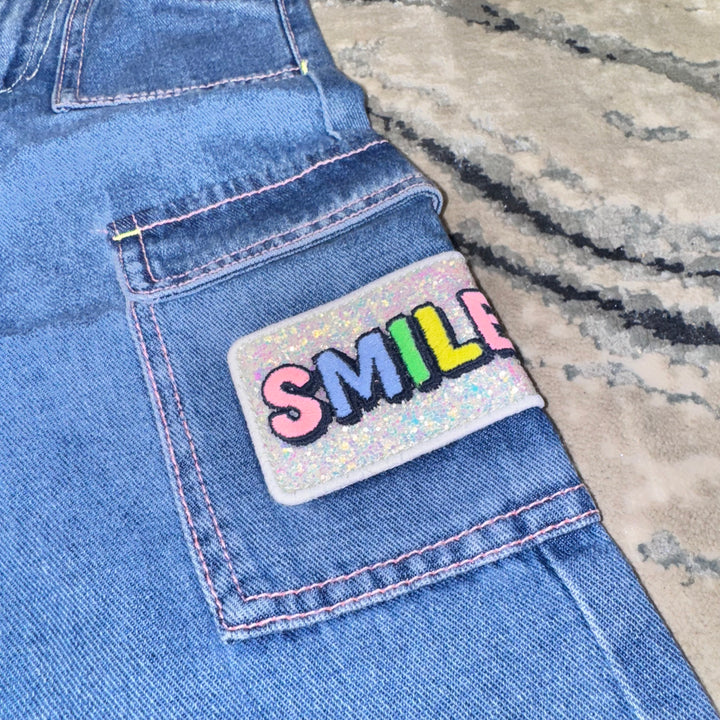 Pantalón de Mezclilla Cargo con Parche “Smile” – Billie Blush