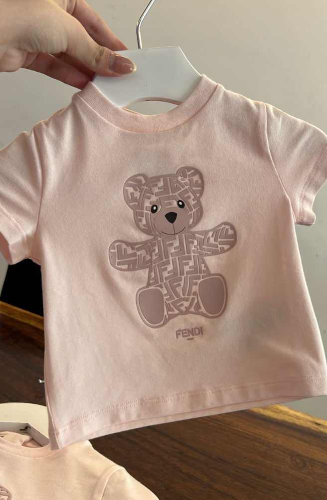 Fendi Playera Rosa Claro Niño Oso Monograma