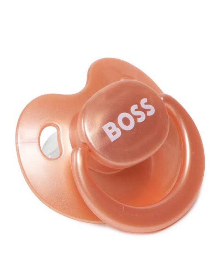 Chupón BOSS para bebé en color cobre