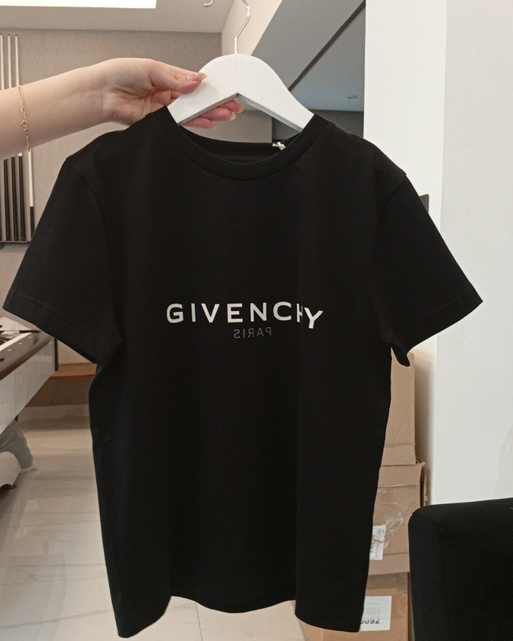 GIVENCHY – Playera Negra con Logo