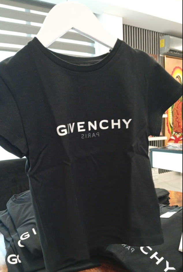 GIVENCHY – Playera Negra con Logo Frontal niña