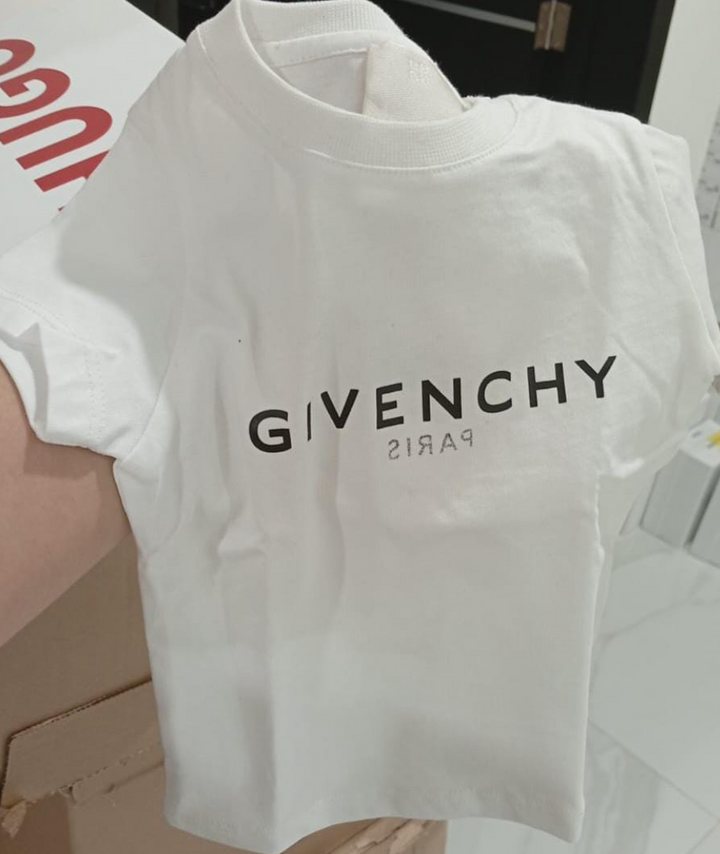 GIVENCHY – Playera Blanca con Logo Negro