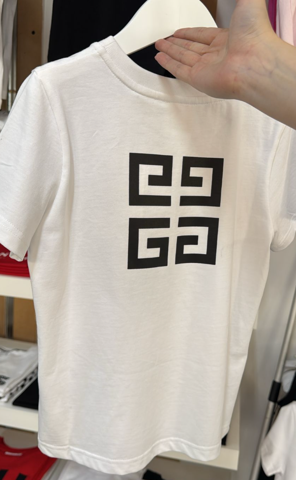 GIVENCHY – Playera Blanca con Logo Clásico