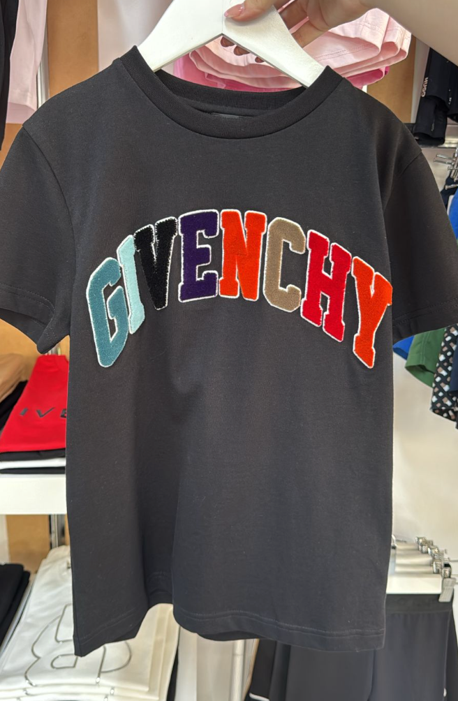 GIVENCHY – Playera Negra con Logo Multicolor en Terciopelo