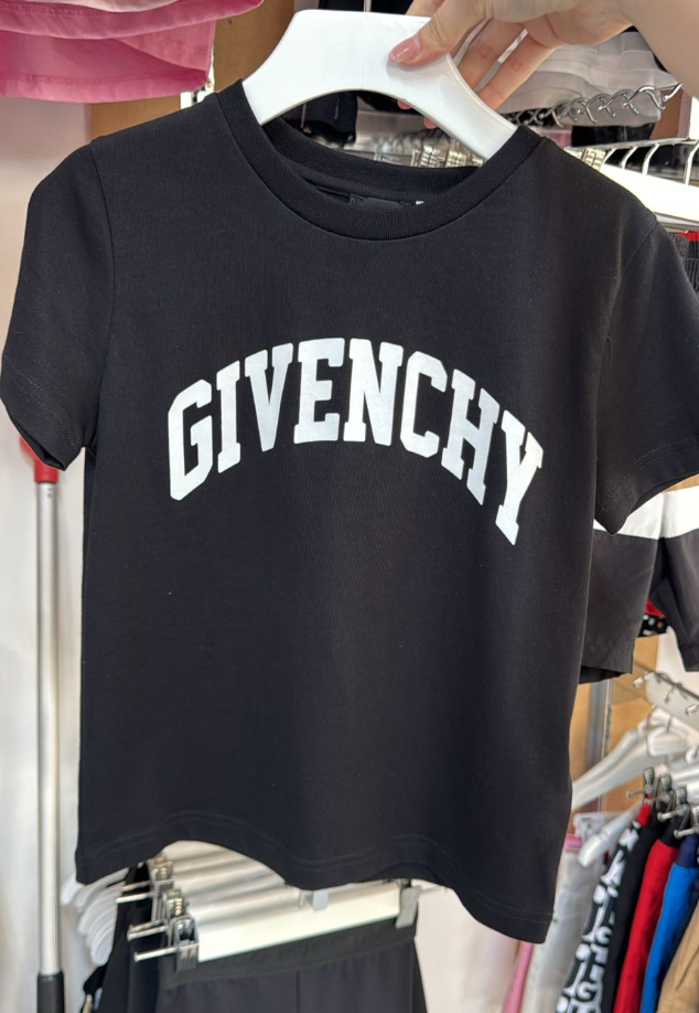 GIVENCHY – Playera Negra con Logo Universitario
