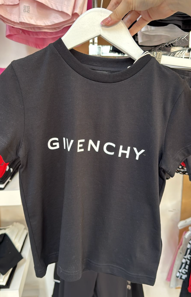 GIVENCHY – Playera Negra con Logo Clásico