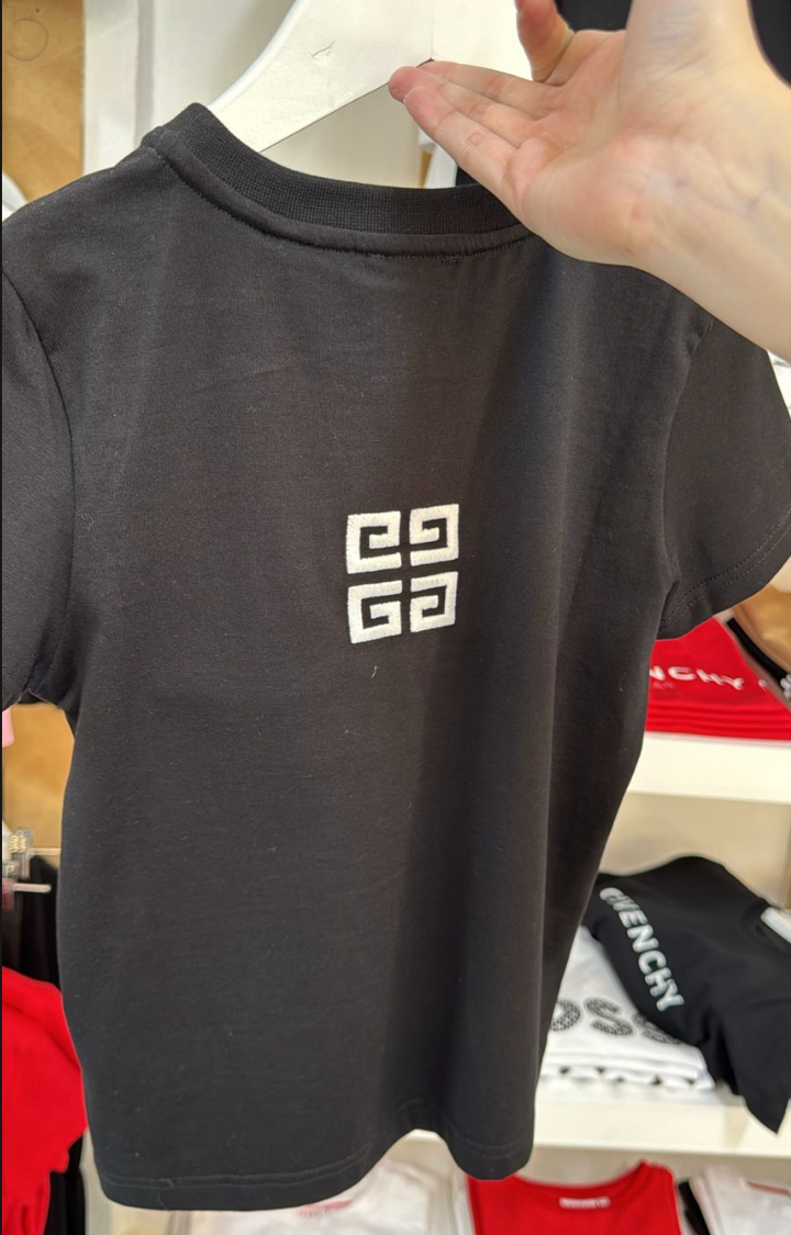 GIVENCHY – Playera Negra con Logo Posterior