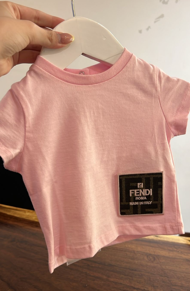 Fendi Kids Playera Rosa con Parche Logo Monograma