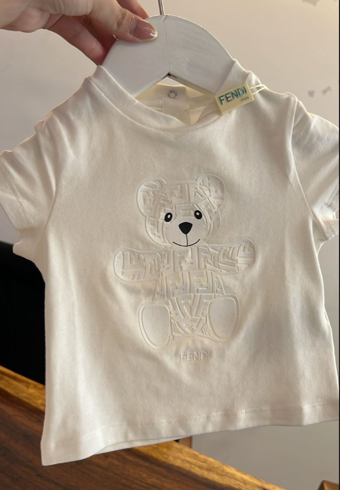 Fendi Playera Blanca Niño Oso Relieve Monograma