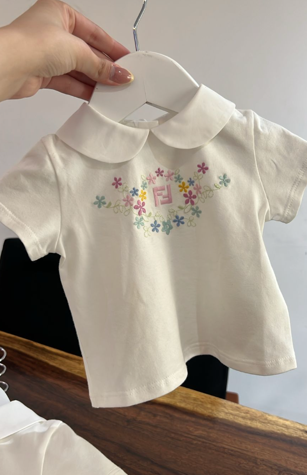 Fendi Kids Playera Blanca con Cuello Peter Pan y Bordado Floral