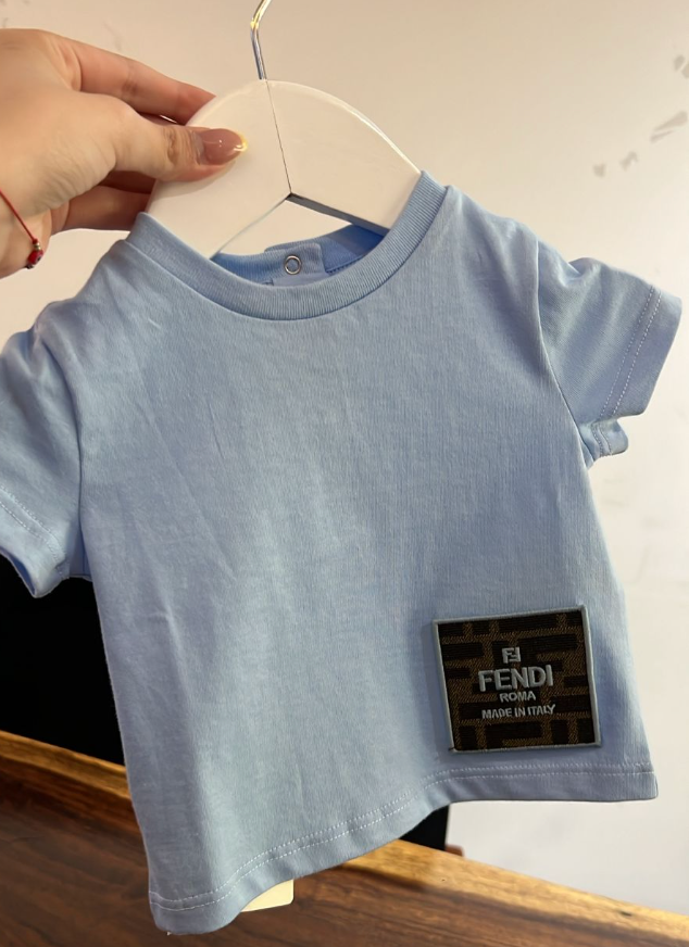 Fendi Kids Playera Azul Claro con Parche Logo Monograma
