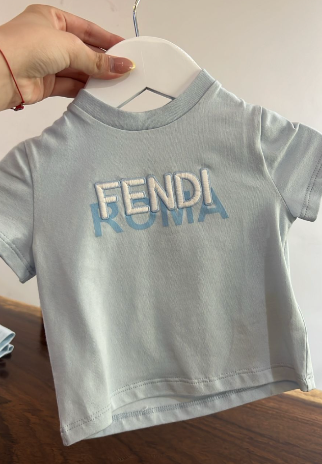 Fendi Kids Playera Azul Claro Logo Roma 3D