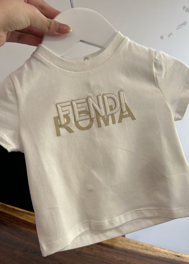 Fendi Kids Playera Blanca Logo Roma 3D Dorado