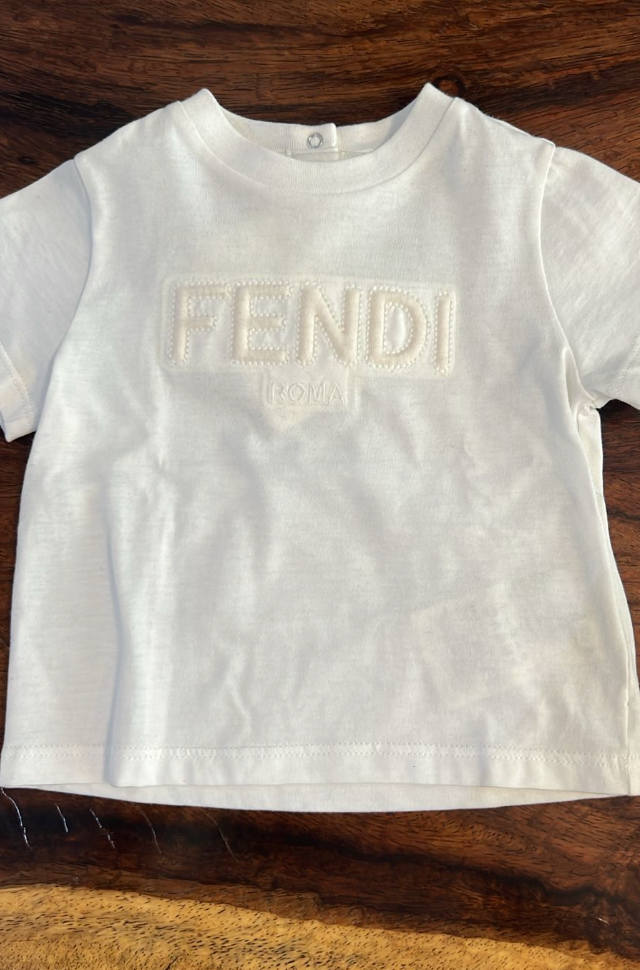 Fendi Kids Playera Blanca Logo Roma con Relieve Perlado
