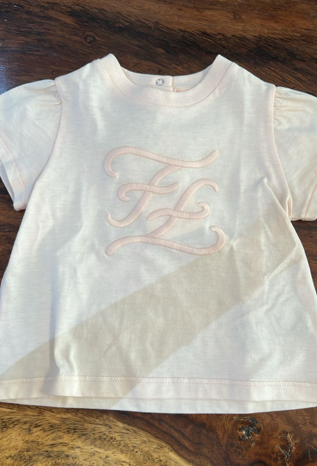 FENDI ROMA - Playera Rosa Pastel con Logo Bordado FF