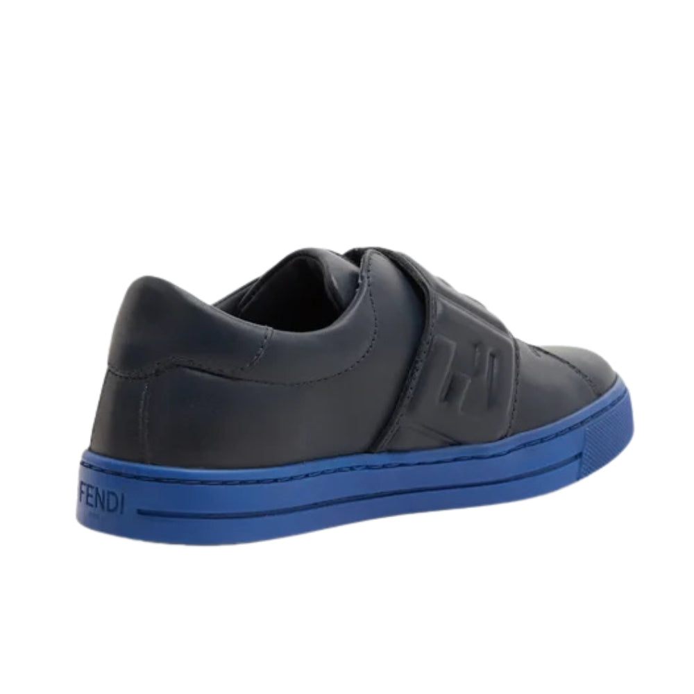 Fendi sneakers negras con correa de velcro y suela azul