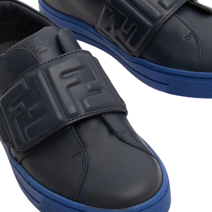 Fendi sneakers negras con correa de velcro y suela azul