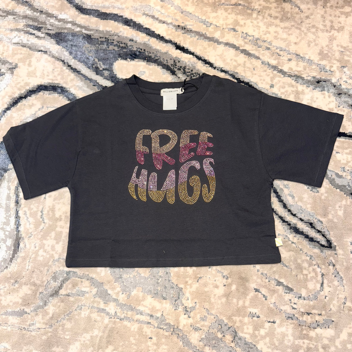 Camiseta Cropped Negra “Free Hugs” – Billie Blush