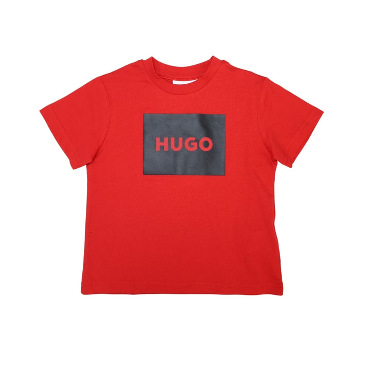 Playera HUGO roja con diseño minimalista