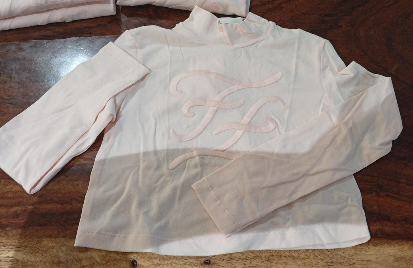 Fendi Playera de Manga Larga Blanca con Logo Bordado