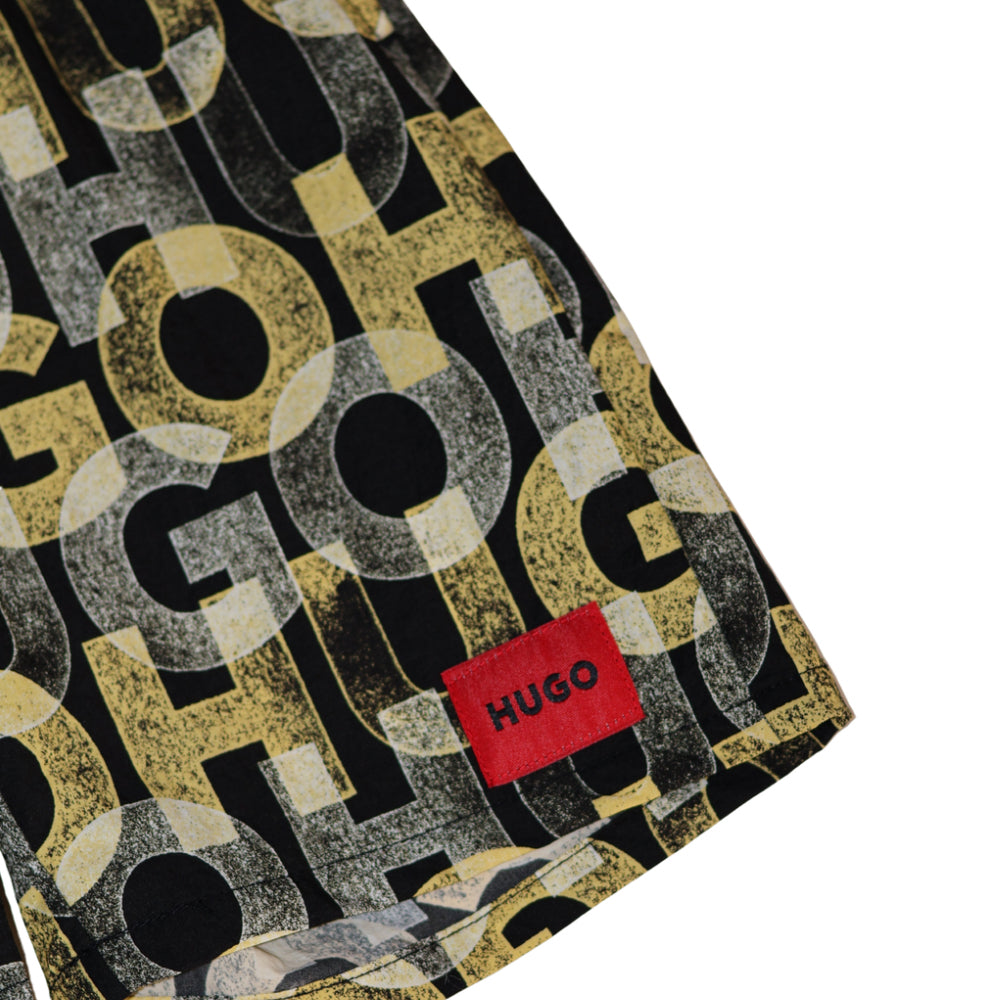 Short Hugo con diseño monograma .