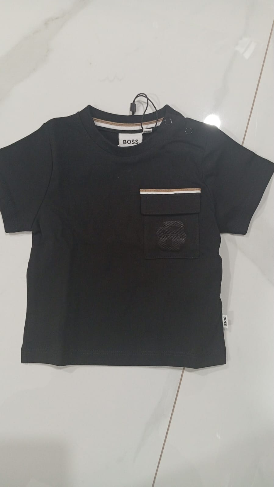 Playera Boss Infantil Negra con Bolsillo Decorativo