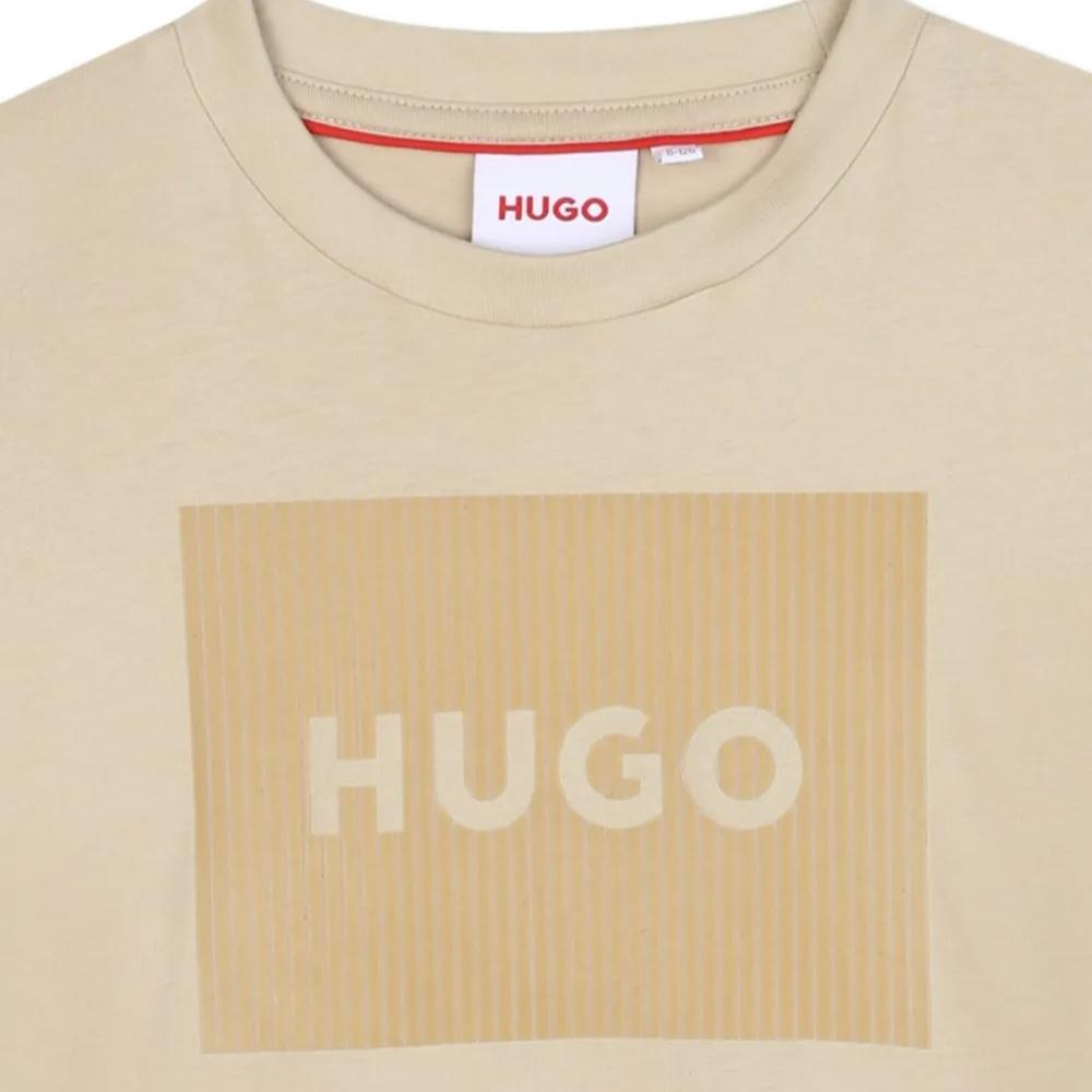 Playera HUGO Kids Beige logotipo en relieve