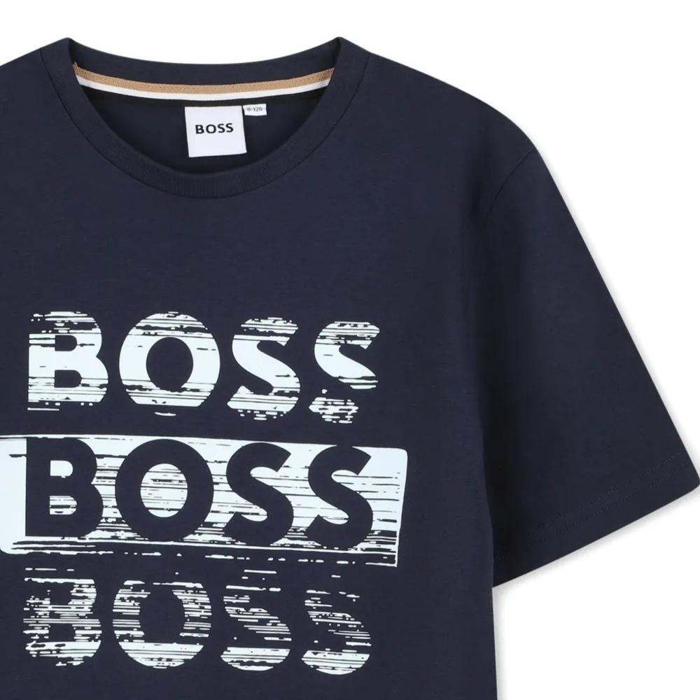 Playera BOSS Kids Azul Marino con Estampado Frontal Repetido
