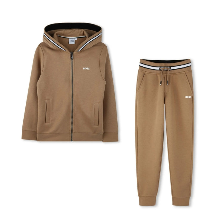 Conjunto Deportivo Camel para Niño BOSS con Detalles en Negro y Blanco