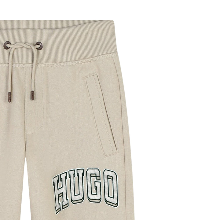 Pantalón jogger HUGO Boss beige con logo universitario verde