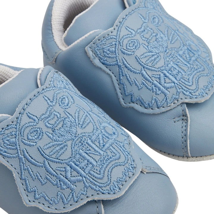 Zapatos Kenzo para bebé azul con bordado frontal